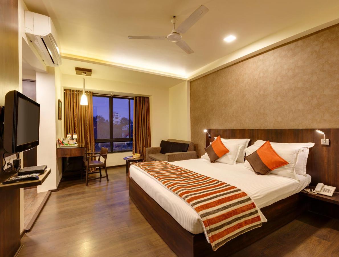 Regenta Place Raysons Kolhapur Extérieur photo
